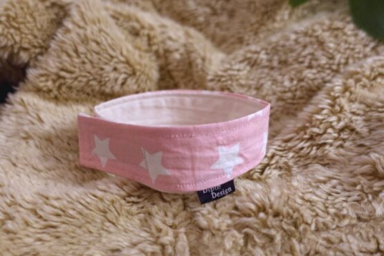 Hundehalsband-fuer-drinnen-sterne-pink